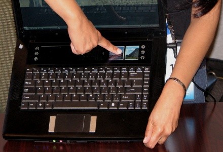 Notebook z czterema ekranami