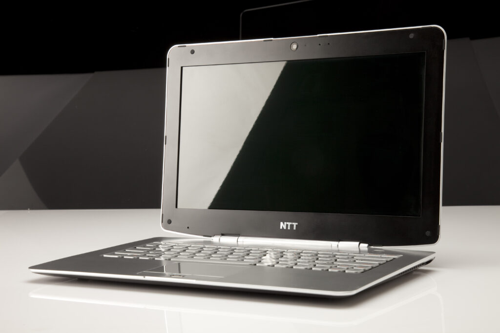 NTT Pearl 333M – ultra cienki i ultra lekki notebook