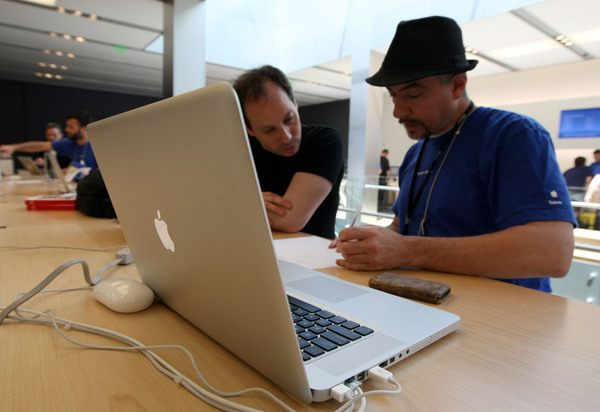 5 powodów kontrolowania pracowników w internecie