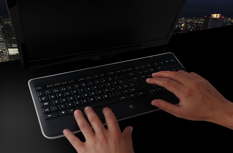 Logitech K800 – klawiatura z czujnikami ruchu i światła