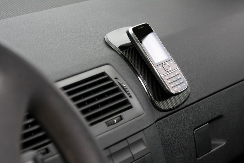 Przyklej sprzęt do deski rozdzielczej