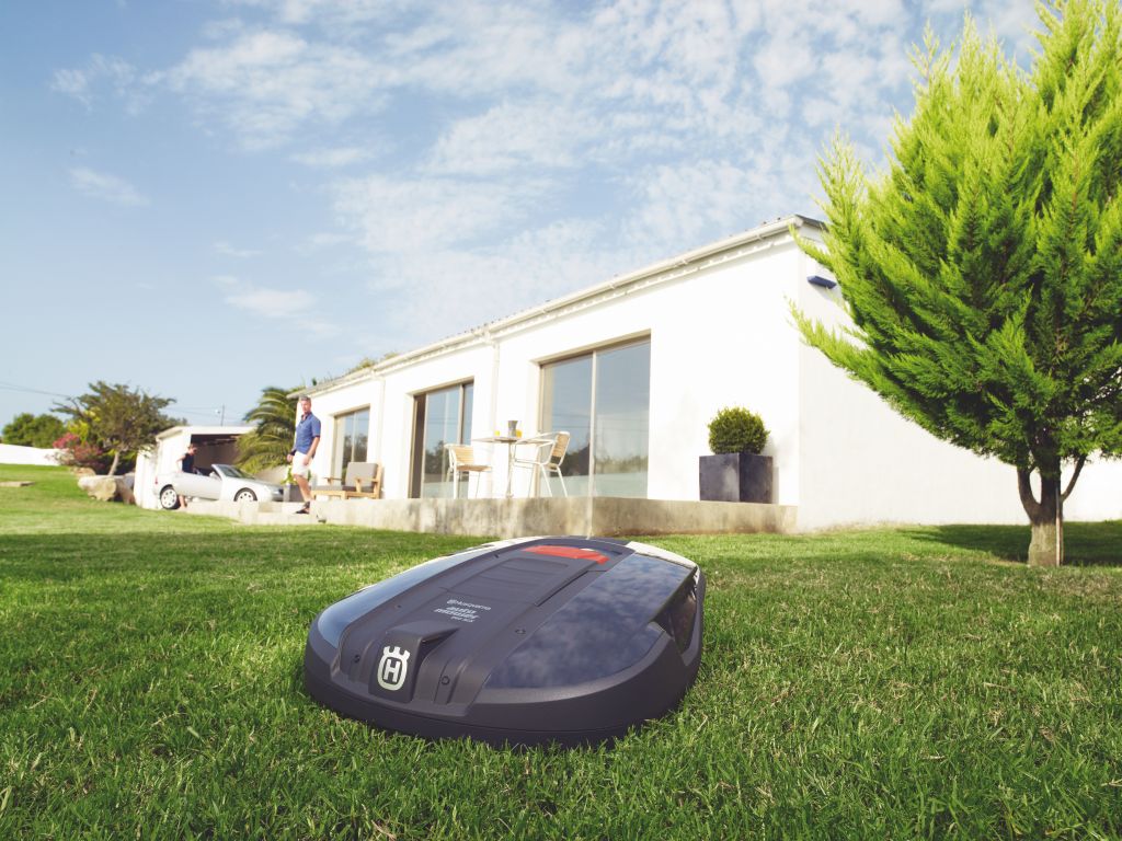 Aplikacja pozwala na koszenie trawy z poziomu iPhone’a