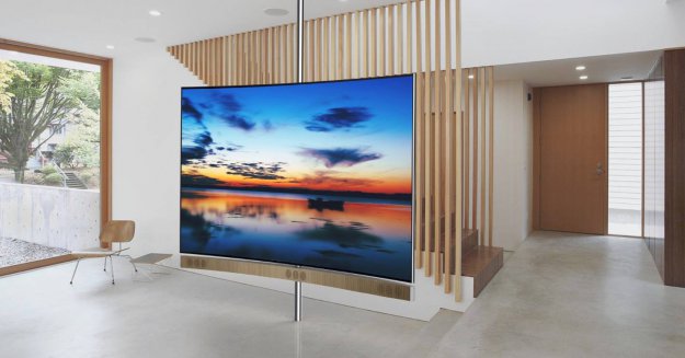 Zakrzywiony telewizor TCL UHD w rozmiarze 110 cali