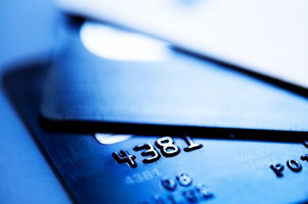 Coraz chętniej płacimy kartami. Czy to koniec gotówki?