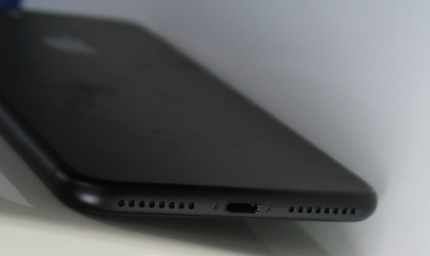 Brak złącza przewodowego w nowym iPhonie?