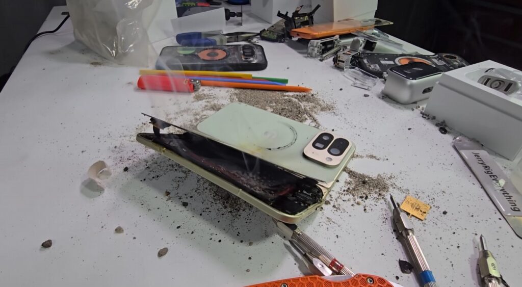 Google Pixel 10 Pro Fold eksploduje podczas testu. Dramatyczna porażka firmy