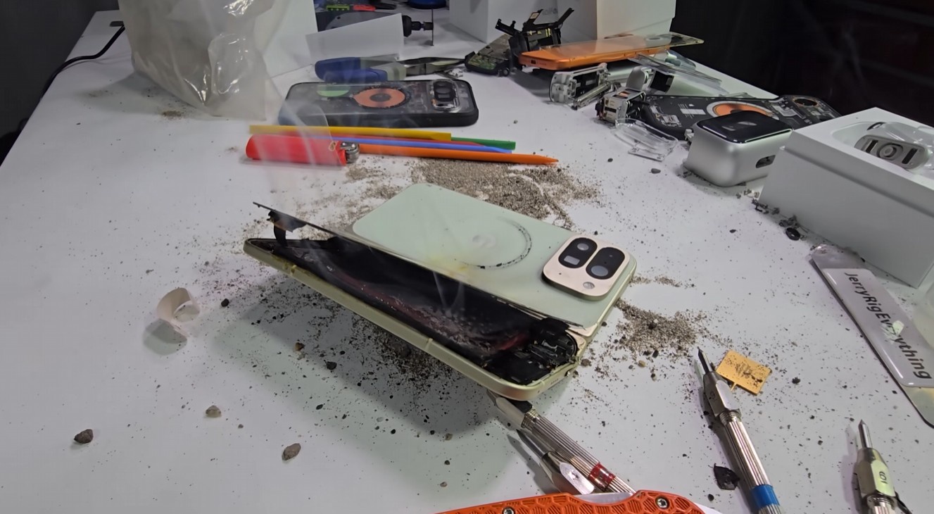 Google Pixel 10 Pro Fold w testach. Eksplozja baterii