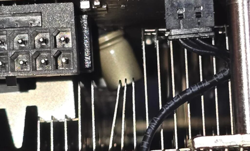 PNY GeForce RTX 5090 ARGB OC: Kondensator eksplodował, radiator wygięty. Katastrofalna awaria karty z najwyższej półki