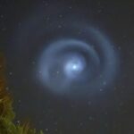 Efekt wyrzutu paliwa przez rakietę Falcon 9.