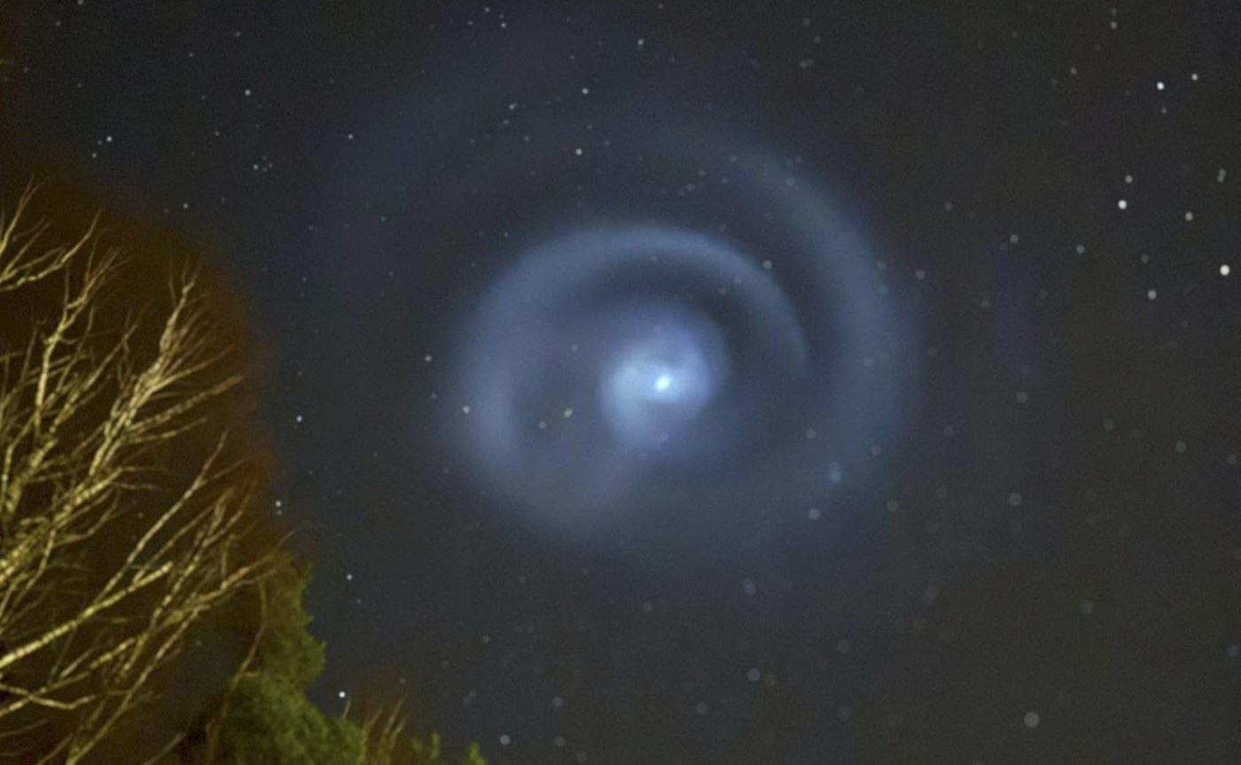 Efekt wyrzutu paliwa przez rakietę Falcon 9.