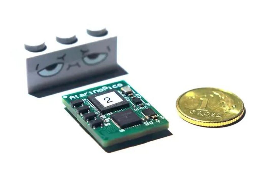 Polak stworzył miniaturkę Atari. Atarino ma wielkość znaczka pocztowego