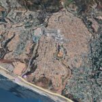 Spalone osiedla w Kaliforni widoczne w Google Maps.