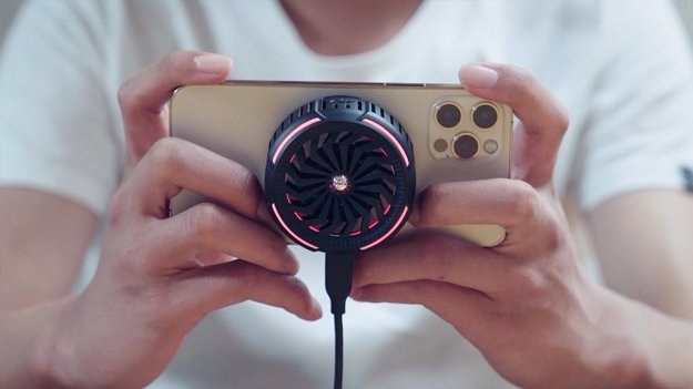 Chłodzi i ładuje telefon