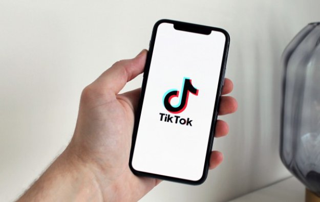 Na TikToku wciąż znajdziemy filmy z pornografią i przemocą