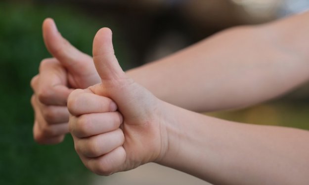 Naukowcy opracowali nakładkę, która zmienia palec w ładowarkę