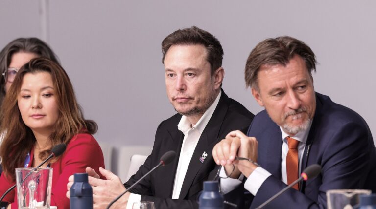 Elon Musk proponuje wzajemne testy modeli AI z udziałem chińskich firm. Spór o samoregulację branży się pogłębia