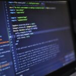 Kod na ekranie komputera