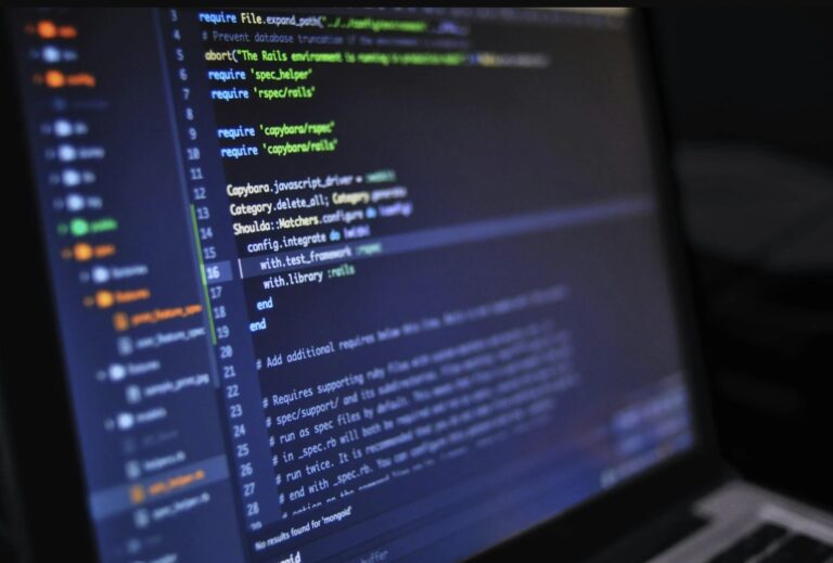 Kod na ekranie komputera