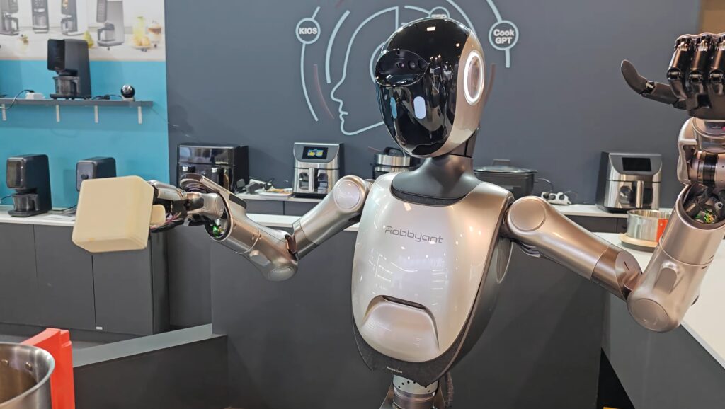 Chińska odpowiedź na Optimusa Tesli. Robbyant R1 świetnie odnajduje się w kuchni