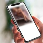 Smartfon z wiadomością na ekranie, zdjęcie ilustracyjne