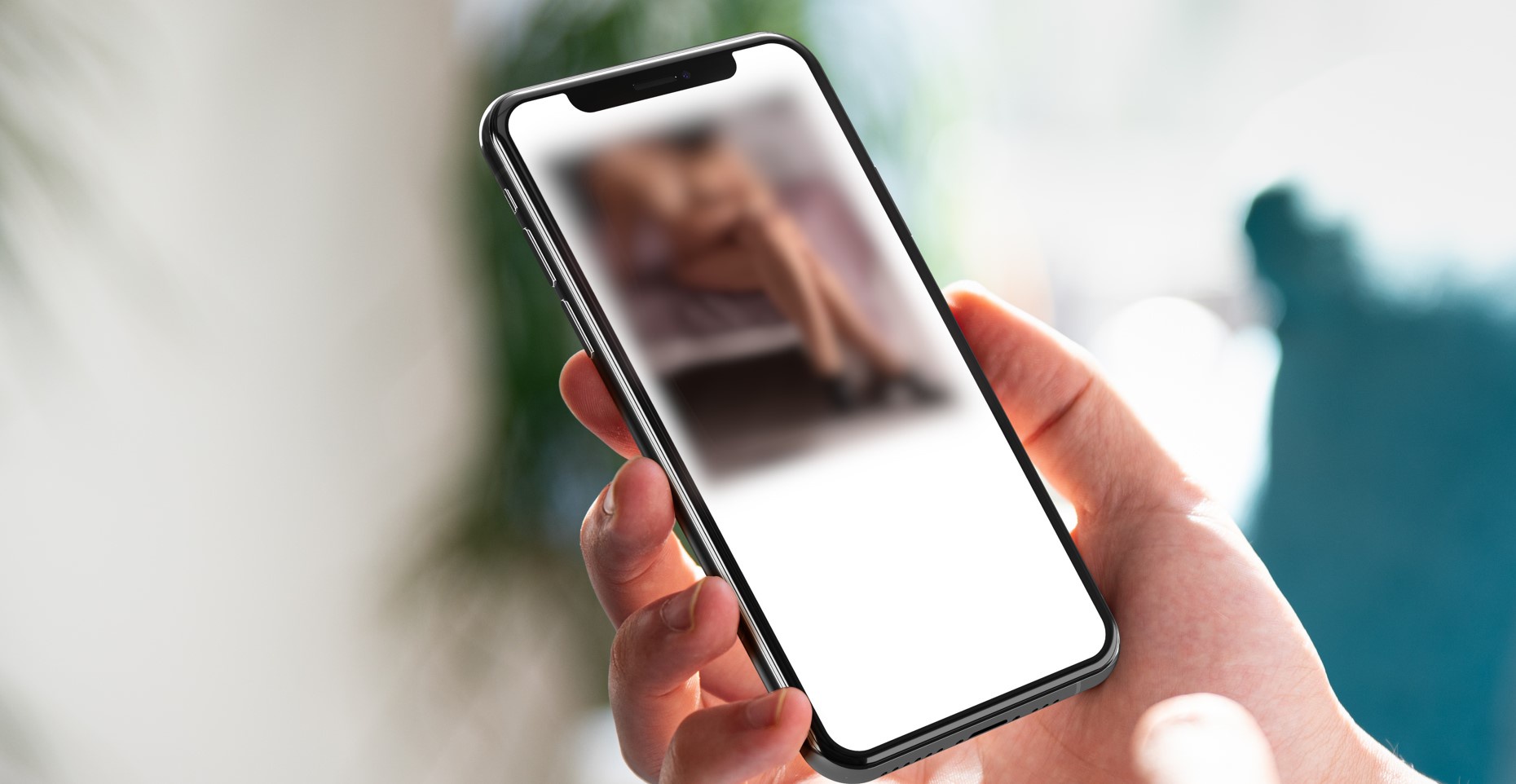 Smartfon z wiadomością na ekranie, zdjęcie ilustracyjne