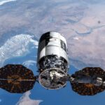 Statek kosmiczny Cygnus w uchwycie ramienia Canadarm2