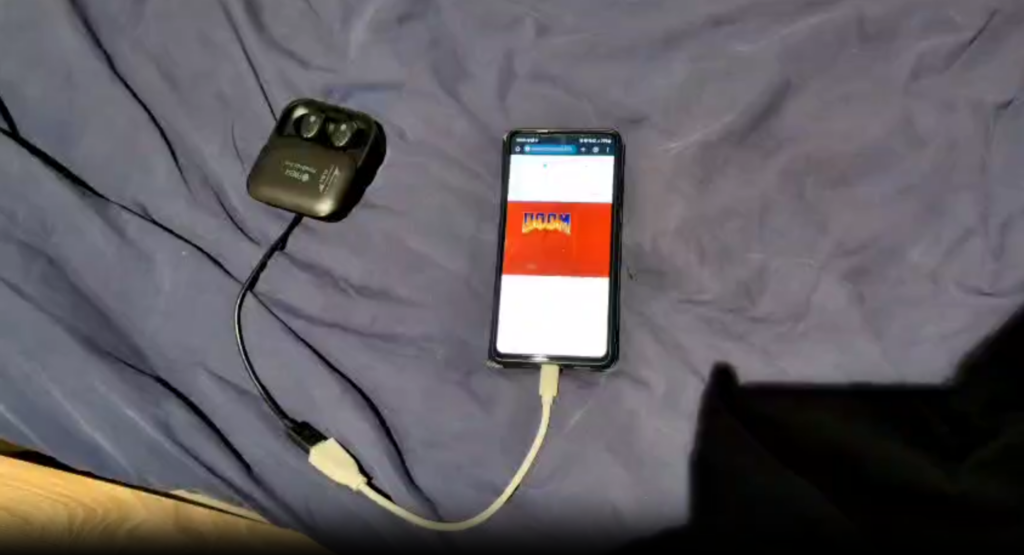 Doom na słuchawkach bezprzewodowych? W DOOMBuds zagracie zdalnie w przeglądarce