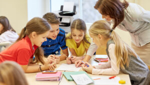 Powrót do podstaw w erze AI. Z badania Epson wnika, że nauczyciele chcą równowagi między technologią a tradycyjną nauką