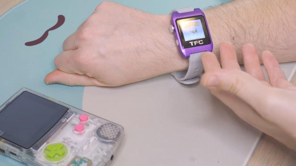Zegarek, na którym zagrasz w Pokemony. Kultowy Game Boy Color został przerobiony na smartwatcha
