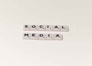 Brytyjski premier chce ukrócić nieskończone scrollowanie w mediach społecznościowych