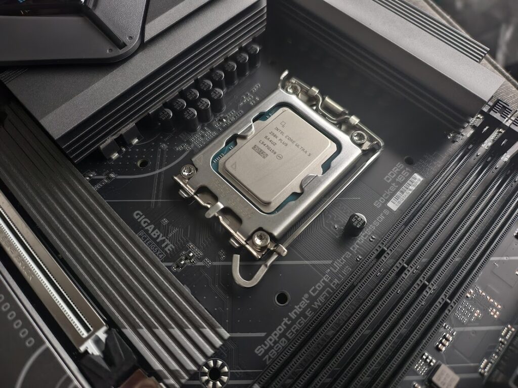 Intel Core Ultra 5 250K Plus – test. Znacznie taniej i odczuwalnie wydajniej. Ale czy dobrze?