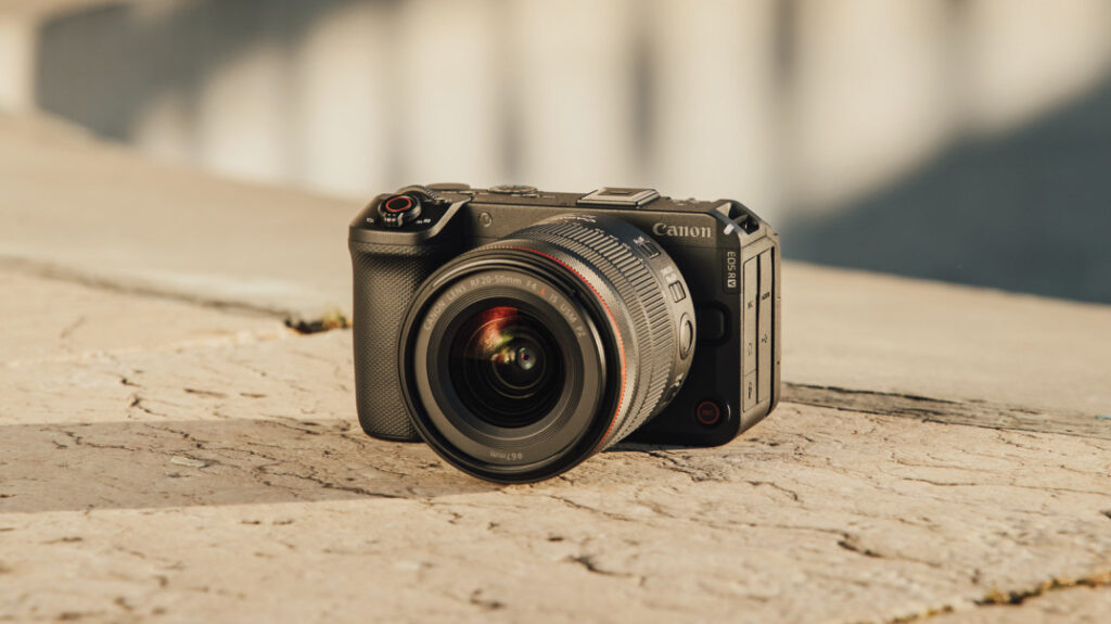 Aparat Canon EOS R6 V oficjalnie. Pełnoklatkowy bezlusterkowiec stawia na wideo i 7K RAW