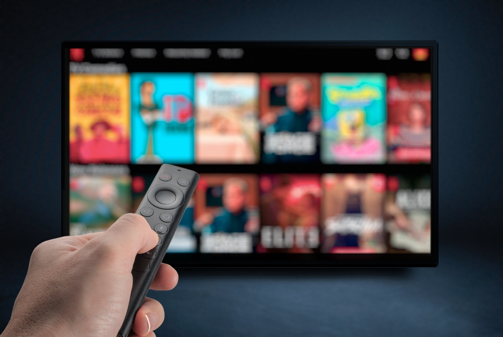 Jak zrobić Smart TV ze starego telewizora? Ożyw swój ekran dzięki taniej przystawce i nowoczesnej telewizji online