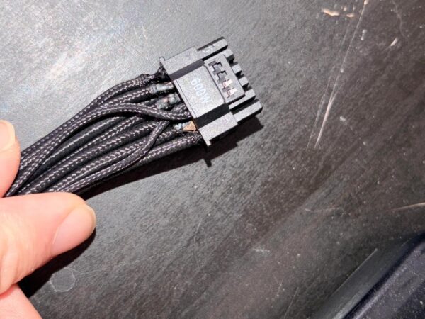 Stopiony kabel zasilający karty GeForce RTX 5090. Fot.: 1AMA-CAT-AMA, Reddit