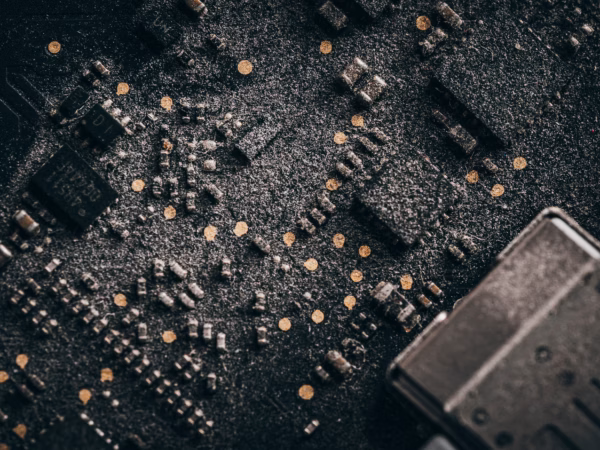Zakurzony komputer. Fot.: Jakub Pabis, Pexels