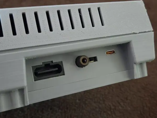 Super Nintendo z portem USB-C. Fot.: pigking188, Reddit
