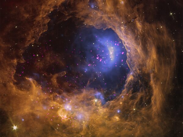 NGC 3324. Fot.: X-ray: NASA/CXC/Ludwig Maximilian Univ./T. Preibisch et al.; Infrared: NASA/ESA/CSA/STScI; Image processing: NASA/CXC/SAO/N. Wolk
