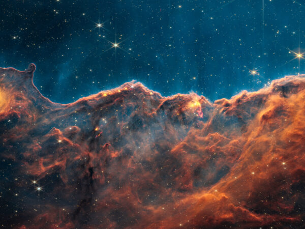 Kosmiczne Klify w Mgławicy Kil. Fot.: NASA, ESA, CSA, STScI, Megan Reiter (Rice University), with image processing by Joseph DePasquale (STScI), Anton M. Koekemoer (STScI)