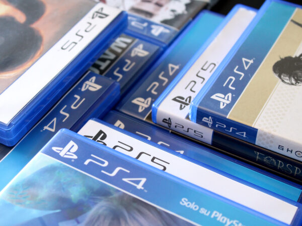 Gry na PlayStation w formie fizycznych nośników. Fot. Pamela Ranya, Adobe Stock