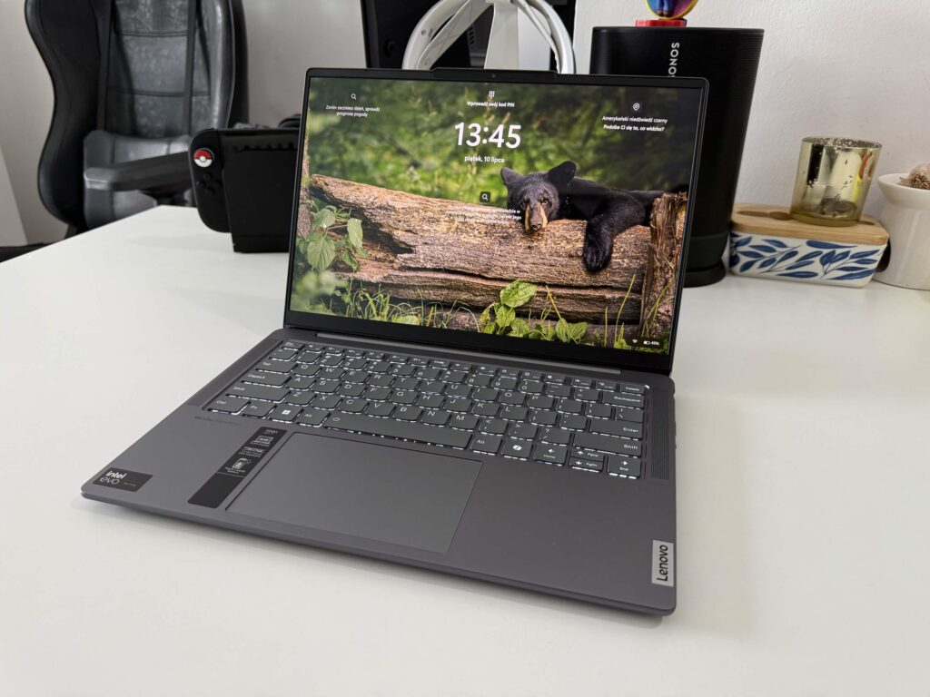 W cenie MacBooka Neo dostajemy świetny OLED, zaskakująco sensowną wydajność i kilka kompromisów. Recenzja laptopa Lenovo Yoga Slim 7i
