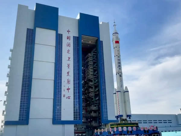 Chińska rakieta Długi Marsz 2F Y12. Fot.: 中国新闻网, CC BY 4.0