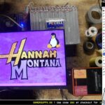 Internauta zbudował komputer napędzany… 192 bateriami AA. Pecet wytrzymał testy obciążeniowe i uruchomił Hannah Montana Linux
