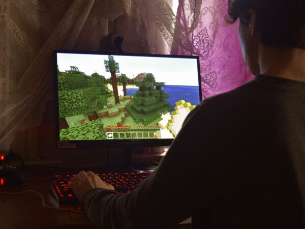 Rozgrywka w Minecraft na komputerze.