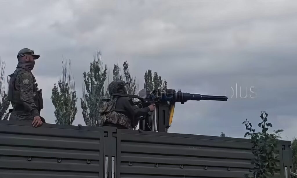 Rosjanie zamontowali karabin maszynowy ze śmigłowca na ciężarówce. Efekt? Kapitan Bomba by się nie powstydził