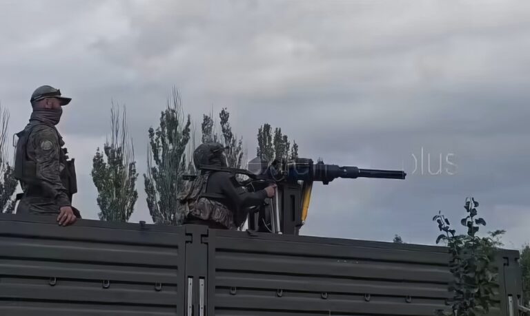 Rosjanie zamontowali karabin maszynowy ze śmigłowca na ciężarówce. Efekt? Kapitan Bomba by się nie powstydził