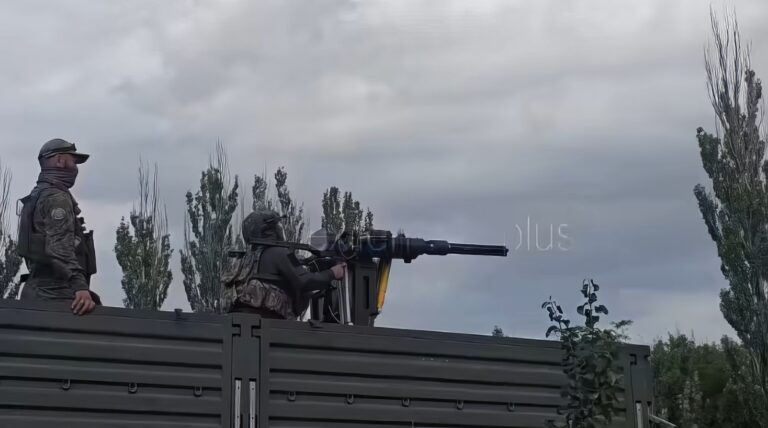 Rosjanie zamontowali karabin maszynowy ze śmigłowca na ciężarówce. Efekt? Kapitan Bomba by się nie powstydził