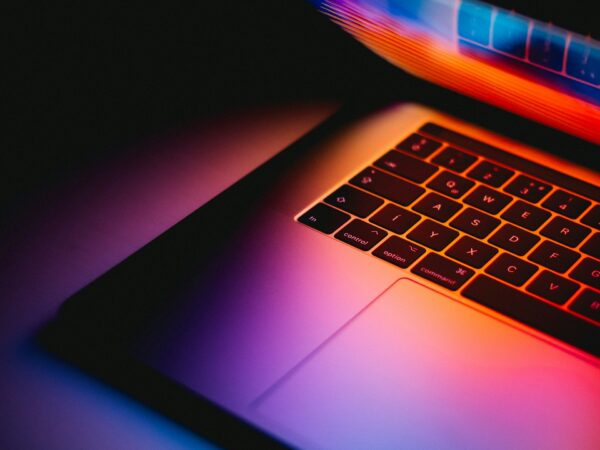Nowe informacje na temat przyszłorocznych MacBooków. Dynamiczna wyspa, dotykowy OLED i odświeżony design?