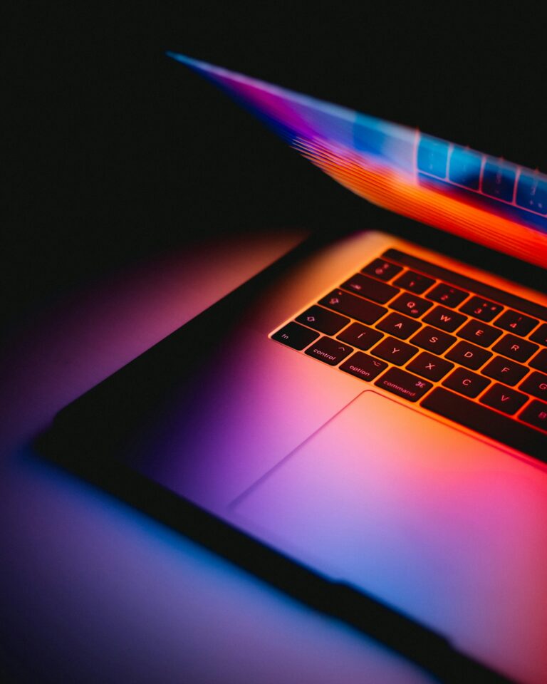 Nowe informacje na temat przyszłorocznych MacBooków. Dynamiczna wyspa, dotykowy OLED i odświeżony design?