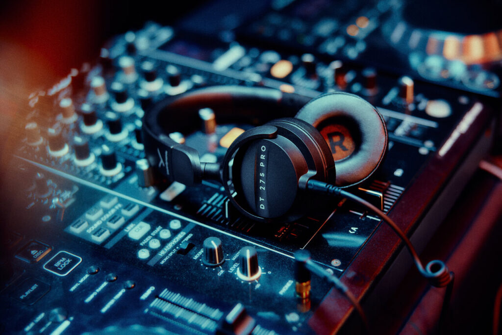 beyerdynamic prezentuje DT 275 PRO. Kompaktowe słuchawki nauszne do pracy w trudnych warunkach