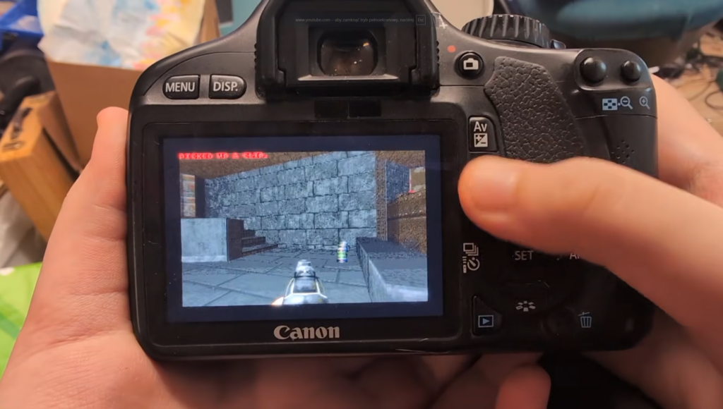 Doom uruchomiony na aparacie fotograficznym Canon. Kultowa gra trafiła na lustrzankę DSLR